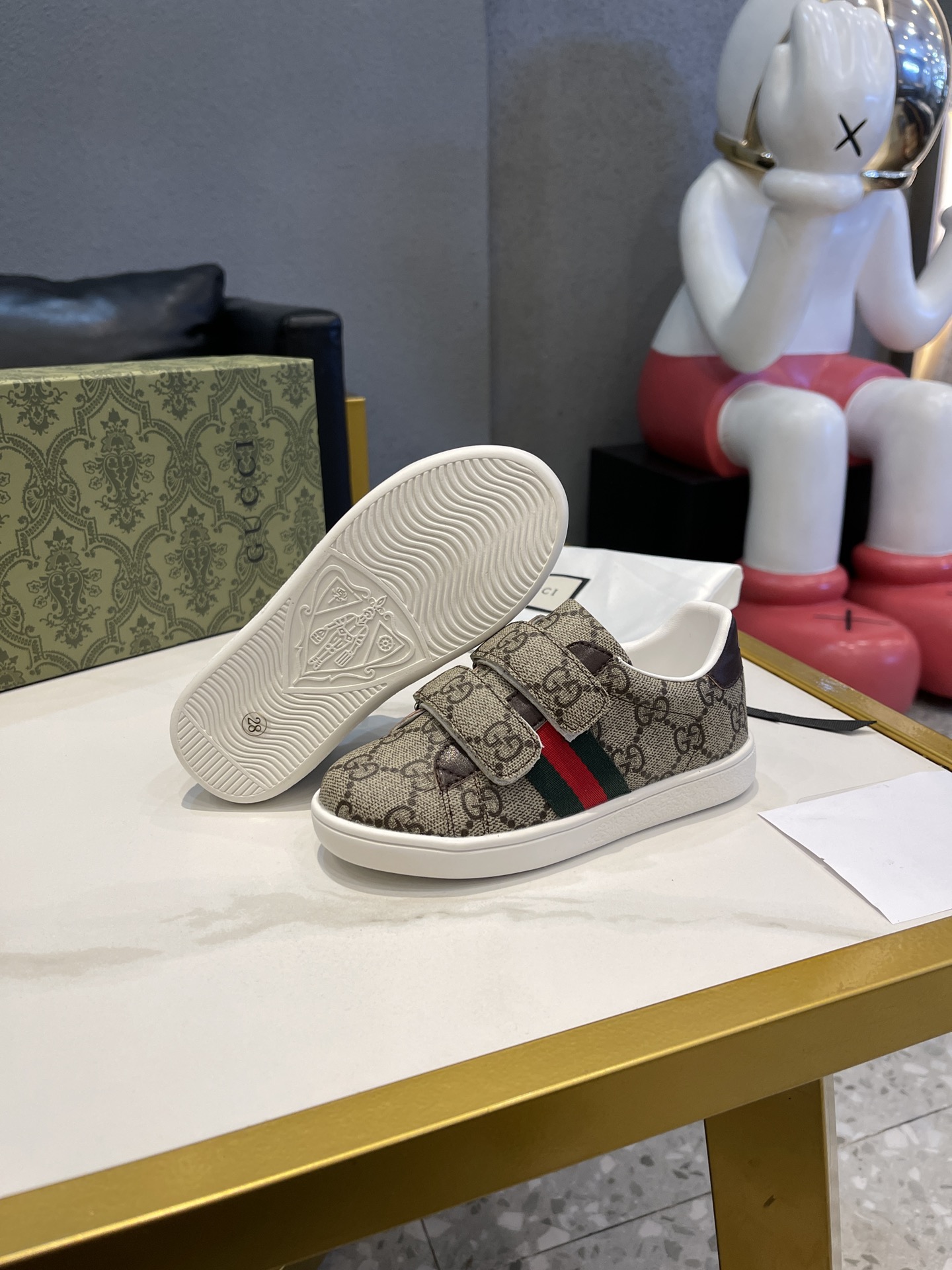 Children's shoes child